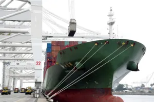 Trung Quốc nói 'Mỹ tự chọi đá vào chân mình'