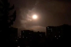 Syria bắn hạ 13 tên lửa nã vào 2 căn cứ không quân