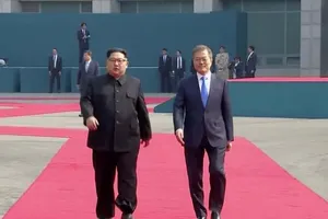 Hai ông Moon-Kim cùng bước lên thảm đỏ vào Nhà Hòa Bình