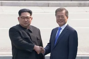 Hai ông Moon, Kim bắt tay tại ranh giới liên Triều