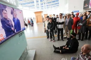 Nhà báo nước ngoài rơi nước mắt khi ông Kim bước qua biên giới