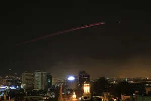 Hàng loạt căn cứ Syria bị nã tên lửa, kho đạn bốc cháy