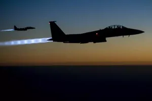 Liên quân Mỹ không kích 2 địa điểm quân sự Syria