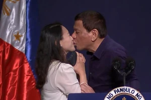 Ông Duterte hứng bão dư luận vì hôn môi phụ nữ có chồng