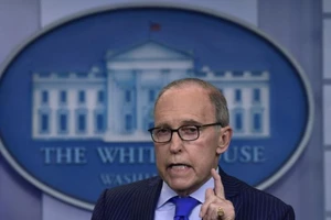 Vì G7, Cố vấn Kinh tế Nhà Trắng đau tim phải nhập viện