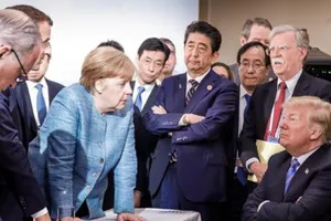 Sự thật đằng sau bức ảnh ông Trump đối đầu các lãnh đạo G7