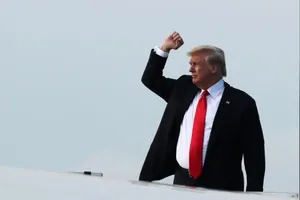 Vừa về nước, ông Trump bắt tay vào xử lý thương mại Trung Quốc