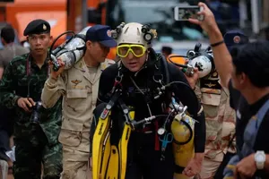 Tranh cãi về phương án dạy cầu thủ nhí lặn để thoát ra ngoài 