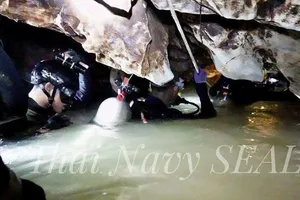 90 thợ lặn tham gia giải cứu đội bóng nhí Thái Lan