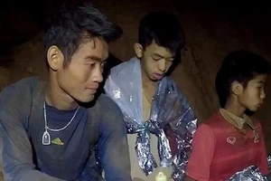 Huấn luyện viên đội bóng nhí còn ở trong hang động?