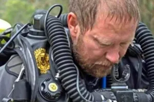 Bác sĩ Úc vừa ra khỏi hang Tham Luang thì nhận tin cha mất