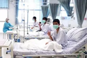 Nước mắt vỡ òa khi đội bóng nhí Thái Lan gặp cha mẹ