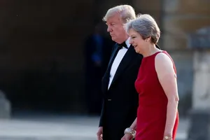 Lần đầu tới Anh, ông Trump đã gây khó cho bà May