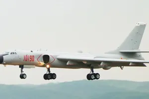 Máy bay ném bom H-6K Trung Quốc dự Hội thao quân sự ở Nga