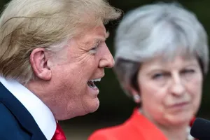 Bà May: Ông Trump đề nghị tôi đi kiện EU!