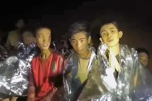 Đội bóng nhí Thái cố đào hang tìm đường thoát dù đói khát