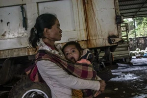 Vỡ đập Lào: Mẹ cột con vào người sẵn sàng chết chung