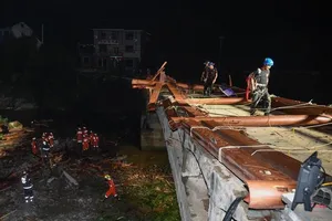 Sập cầu ở Trung Quốc đè chết 8 người đang trú mưa dưới gầm cầu