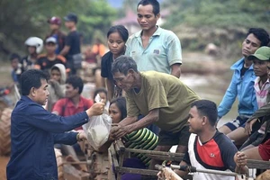Vỡ đập Lào: Hàng cứu trợ đến tay dân, cứu hộ vẫn rất khó khăn