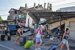 Du khách lũ lượt rời Indonesia sau động đất làm 98 người chết