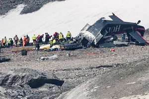 Máy bay cổ 79 tuổi rơi ở dãy Alps, 20 người chết