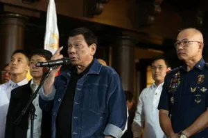 Ông Duterte triệu tập, dọa xử 102 cảnh sát trước truyền thông