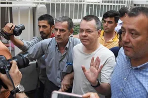 Thổ Nhĩ Kỳ tăng thuế khủng lên xe, rượu, thuốc lá Mỹ