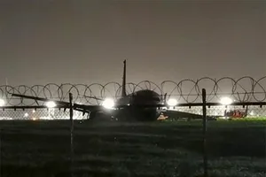 Máy bay TQ chở 165 người trượt đường băng, văng động cơ