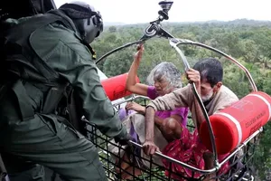 Ấn Độ lụt nặng trong 100 năm, hơn 900 người chết ​