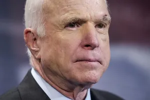 Nghị sĩ McCain từ bỏ điều trị ung thư