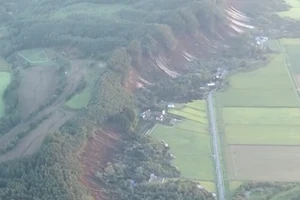 Nhật: Động đất gây lở đất, hàng trăm người bị thương, mắc kẹt