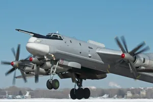 F-22 Raptor Mỹ bám sát Tu-95 Bear Nga ở Bắc Cực