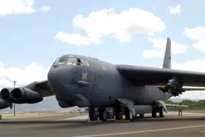 Mỹ đưa máy bay ném bom B-52 đến biển Đông, biển Hoa Đông
