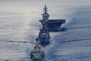 Tàu chiến Anh tập trận với tàu Nhật trước khi tới biển Đông