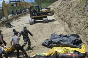 Thảm họa kép ở Indonesia: Bắt đầu đợt chôn tập thể đầu tiên