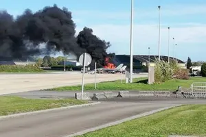F-16 phát nổ và bị thiêu rụi tại căn cứ không quân