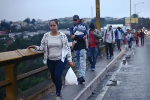 Ông Trump dọa triển khai quân đội đến biên giới với Mexico 