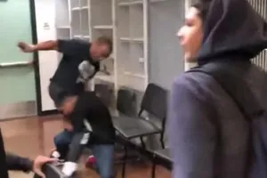 Mỹ: Đánh học sinh hỗn hào, thầy giáo được cả lớp bênh vực