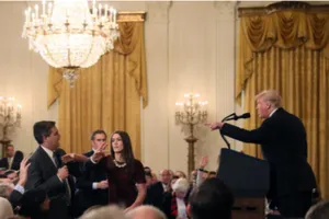 Cố tranh luận với ông Trump, nhà báo CNN bị cấm vào Nhà Trắng