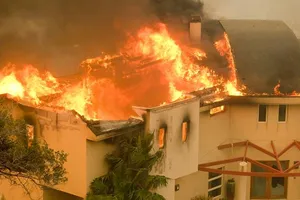 Dàn sao Hollywood ở Malibu kéo nhau bỏ chạy vì cháy rừng ​