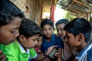 Chiêu vận động tranh cử độc: Phát smartphone cho cử tri