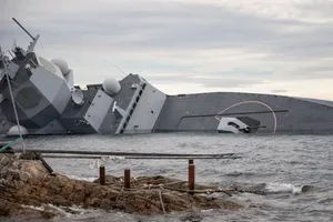 Sau va chạm với tàu dầu, tàu chiến Na Uy đang sắp chìm hẳn