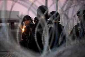 Mỹ đóng cửa biên giới, lắp rào chặn người di cư từ Trung Mỹ