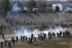 Xịt hơi cay trấn áp người di cư từ Mexico xâm nhập vào Mỹ