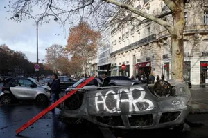 Biểu tình leo thang khủng khiếp chưa từng có ở Paris 