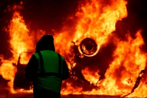 Dân Paris nói không dừng biểu tình dù ông Macron đã nhượng bộ