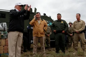 Đến biên giới với Mexico, ông Trump nói gì?
