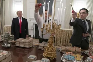 Ông Trump đãi khách đồ ăn nhanh vì bếp Nhà Trắng nghỉ làm 