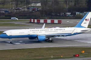 Bà Trump vẫn dùng máy bay công vụ đi nghỉ mát