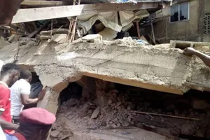 Sập trường học, hơn 100 học sinh tiểu học bị chôn vùi